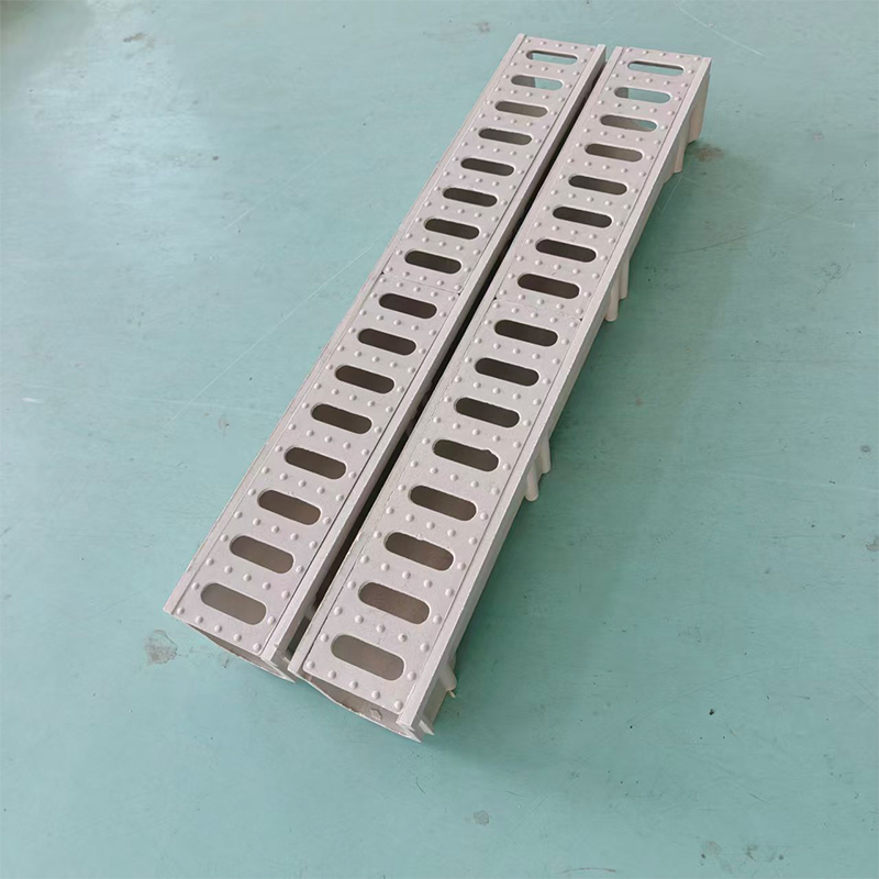 Welche Bauvorschriften oder Normen regeln die Installation von Harzentwässerungsrinnen?